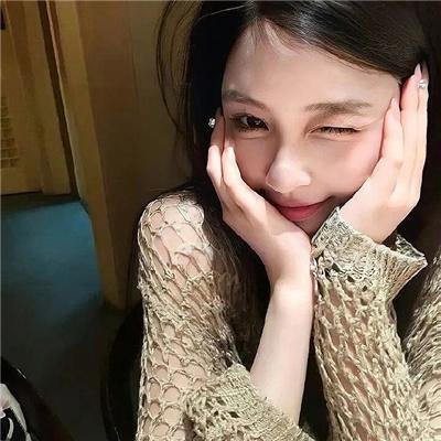 一位站立的人